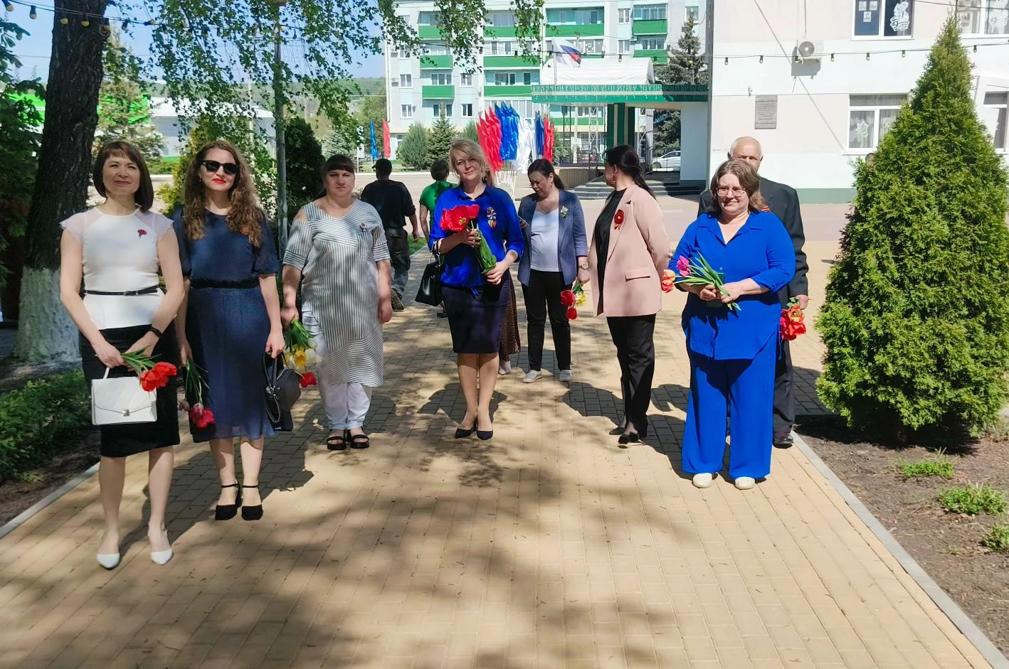 9 Мая у мемориала «Скорбящая мать» п. Вейделевка прошла торжественная церемония возложе...