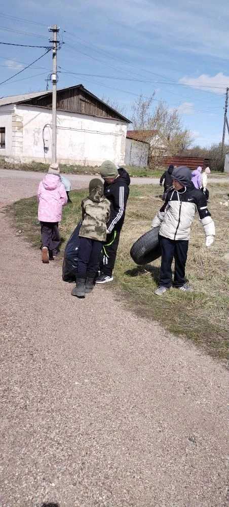 Экологическое воспитание начинается с детства: субботник в начальной школе 22 апреля

Субботники дав