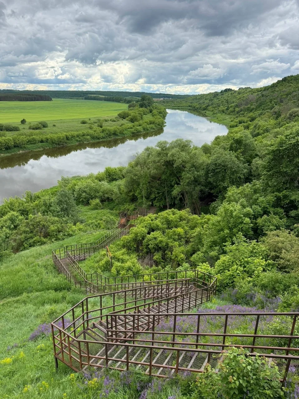 Невероятно красивый спуск к Русанову ручью 😍

📍 52.381752, 38.804570