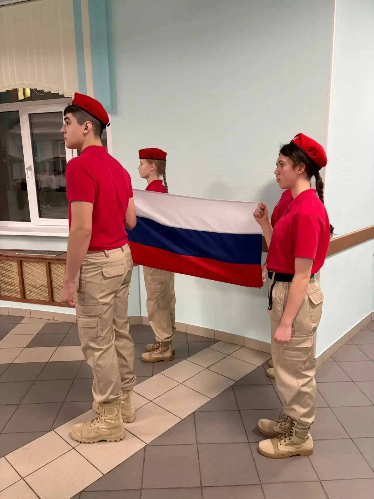 🚀 Почетное право поднять флаг РФ 🇷🇺 Предоставляется Егоровой Ульяне ⭐️ (7И класс) и Райкову Глебу ✨ 