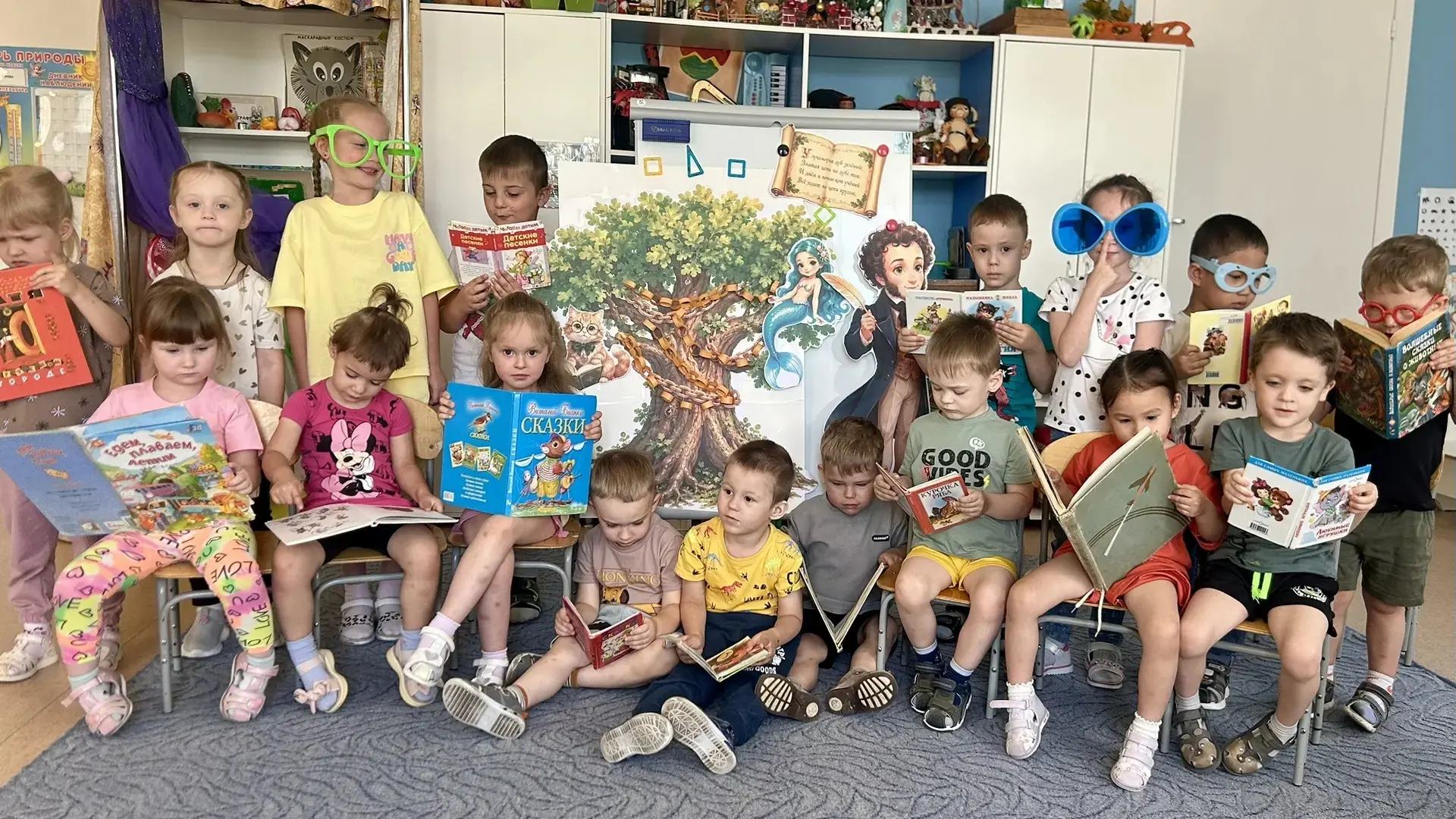 Пушкинский день в 8 группе📚Читали под дубом, гуляли по цепи вместе с котом и сидели на ветвях с рус