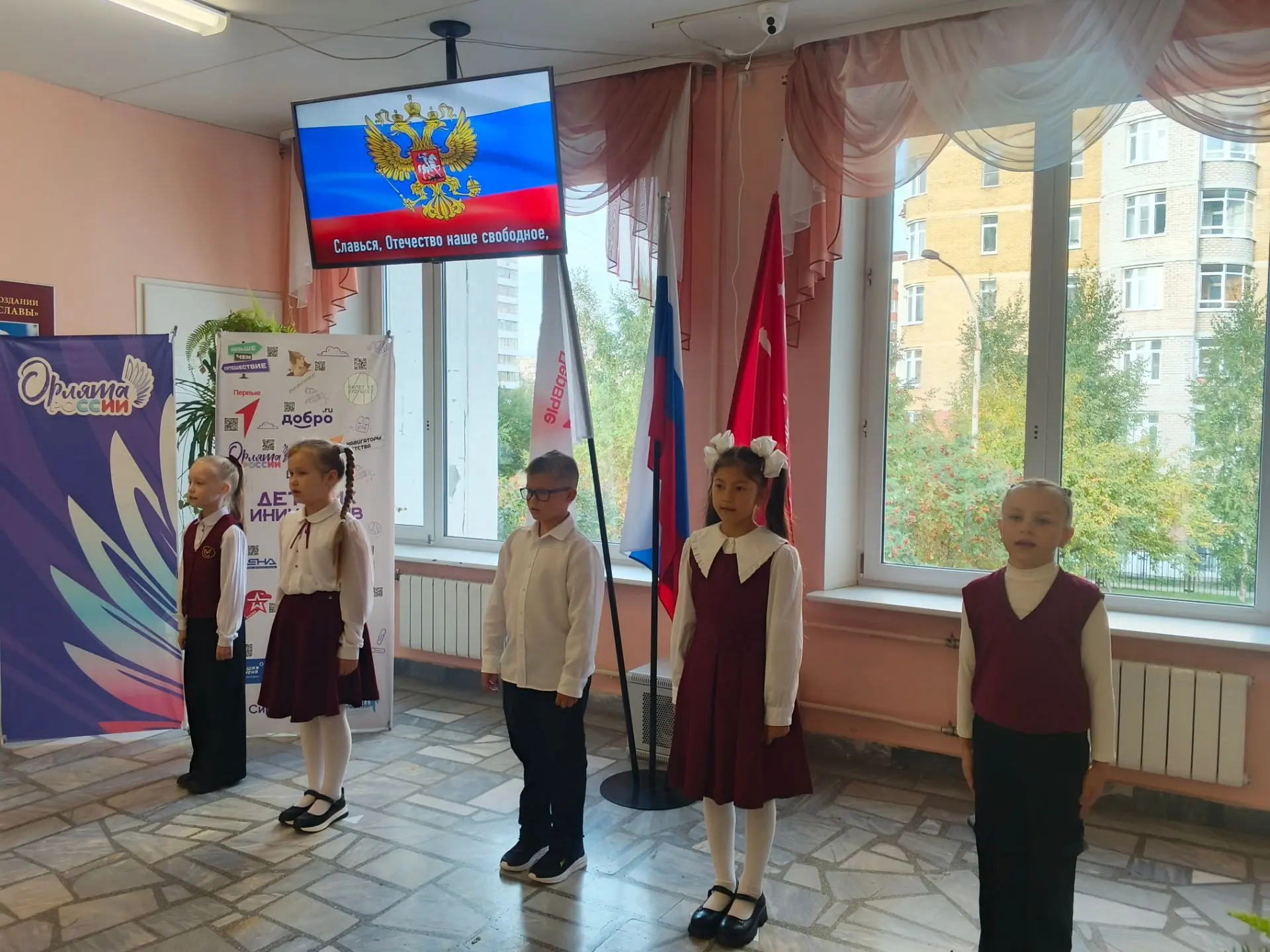 ‎🇷🇺В понедельник традиционно прошли линейки, на которых был торжественно установлен ф...