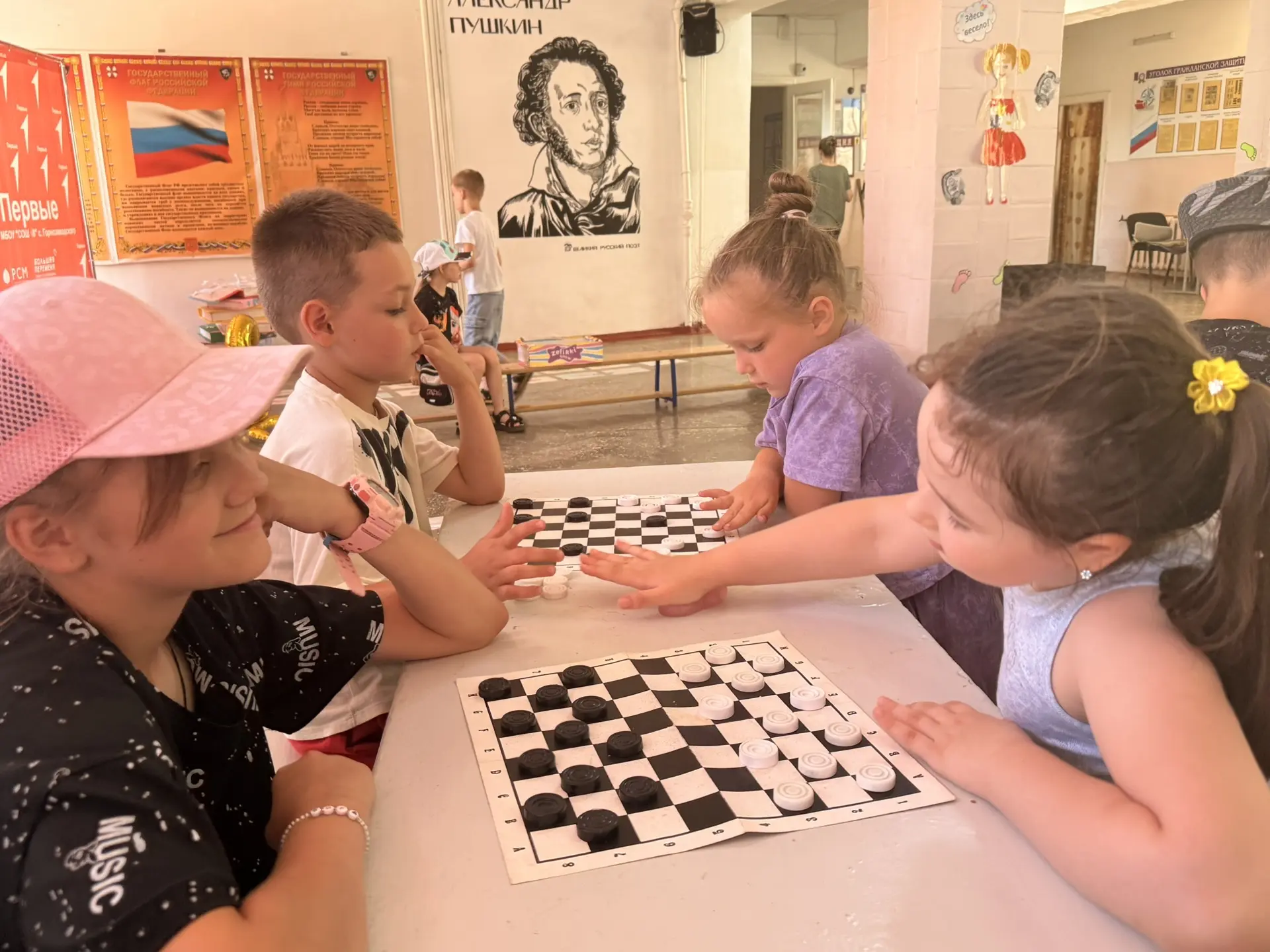 ☀️Если на улице очень жарко, можно устроить с детьми марафон настольных игр♟️

#СОШ8
#ЛетнийЛагерь
#