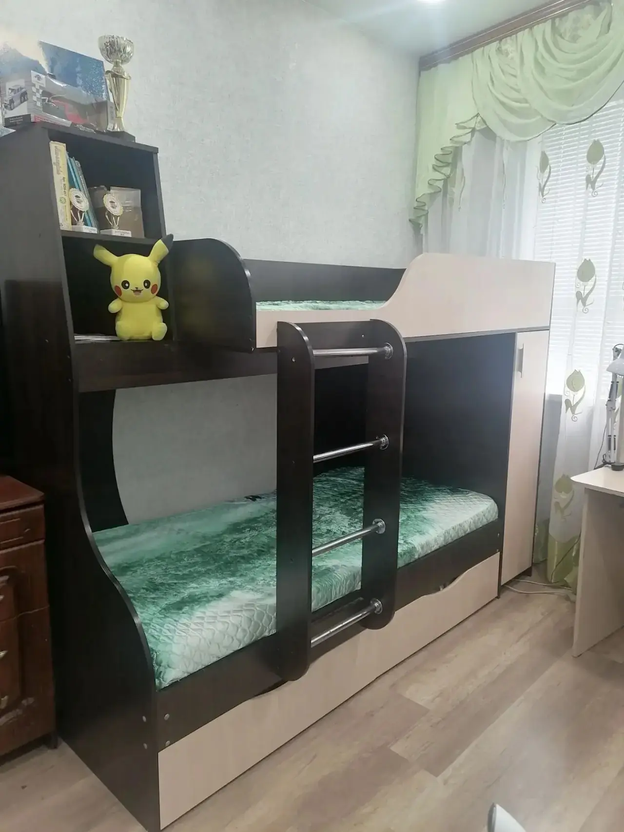 Продам двухъярусную кровать, без матрас. Состояние хорошее. Очень удобное, с полками и ...