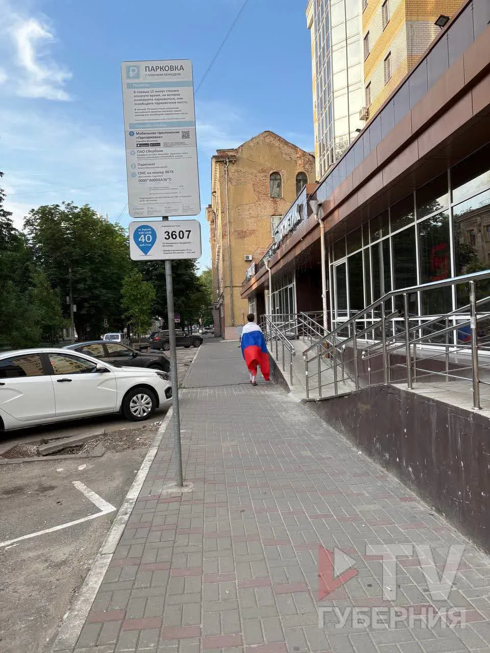 Вот он — лучший наряд ко Дню России!

А вы и дальше думайте, что сегодня надеть

Снято в одном из Ма