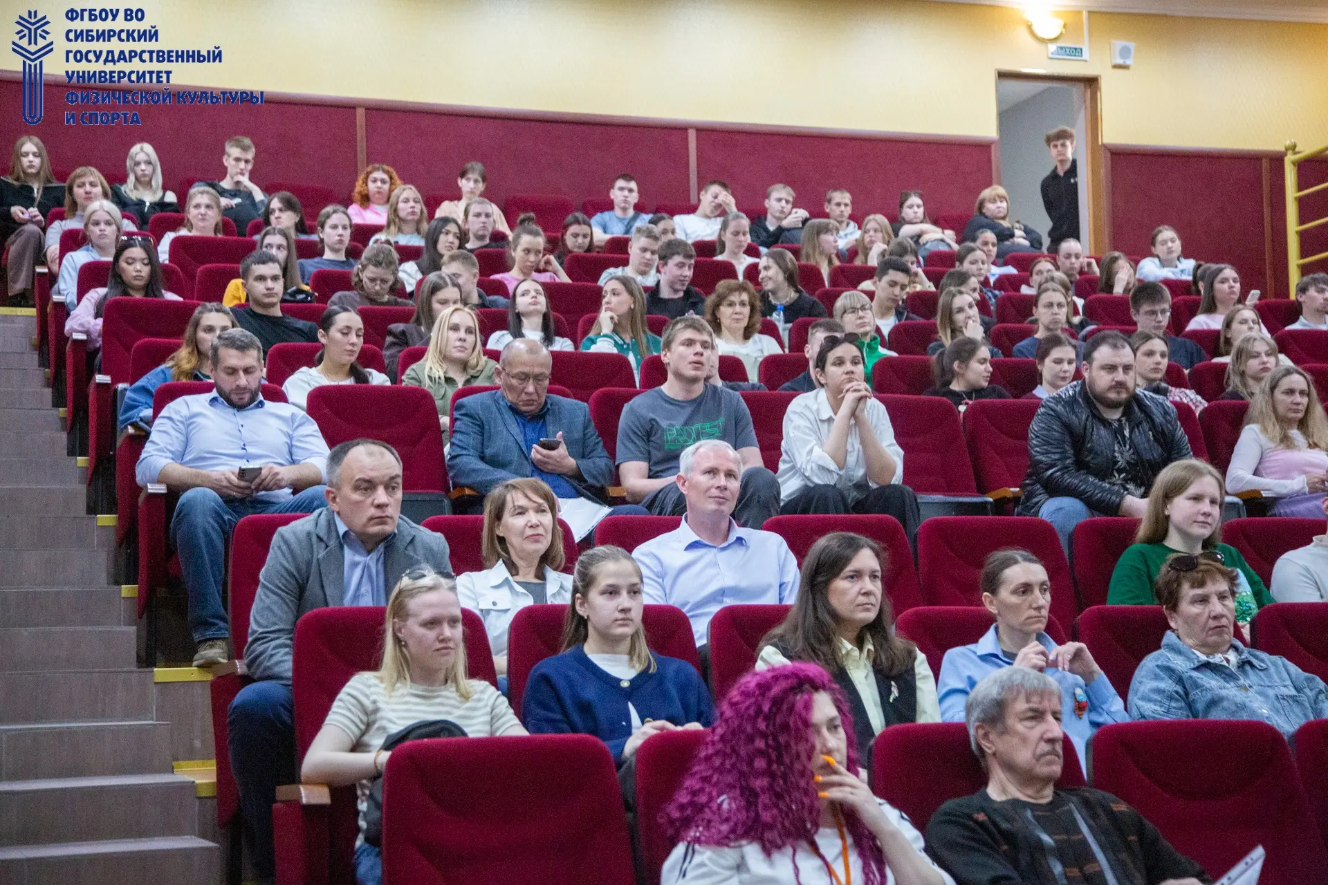 🎬Сегодня в актовом зале СибГУФК состоялась встреча студентов, преподавателей и сотрудников с режиссе