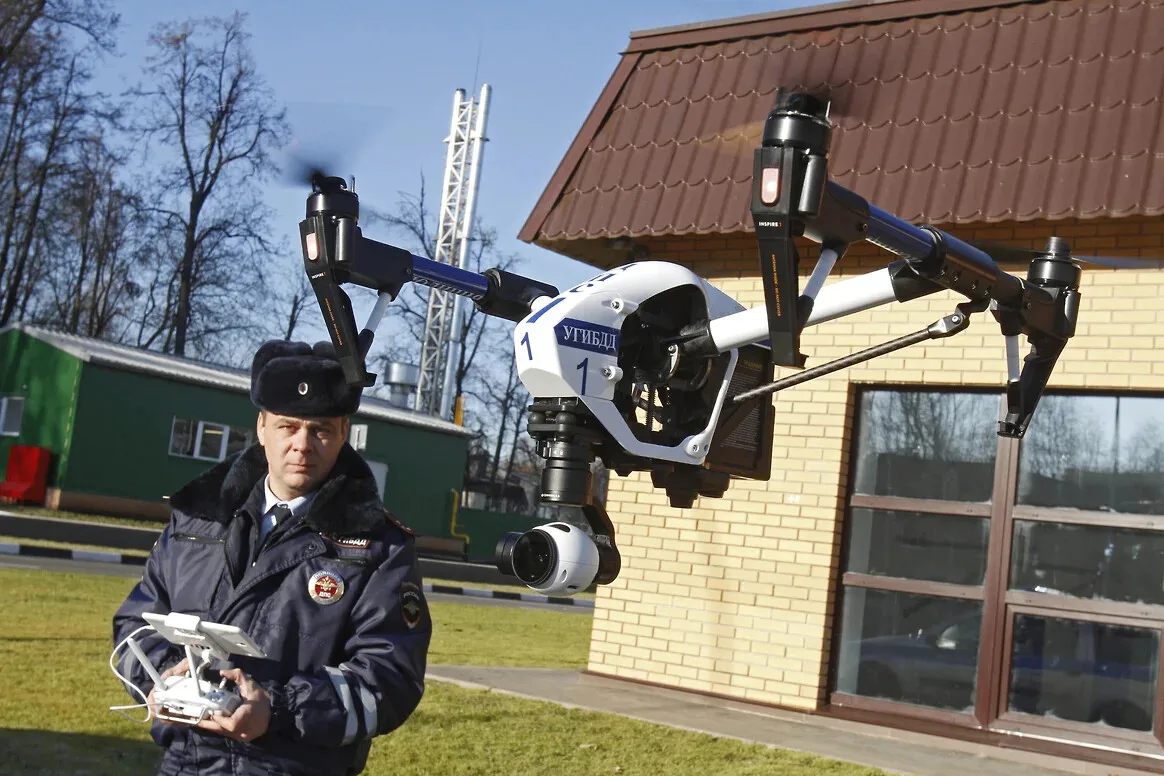 🚁 Камеры ГИБДД могут подняться в небо.
В России хотят разрешить дронам не просто снимать нарушения,