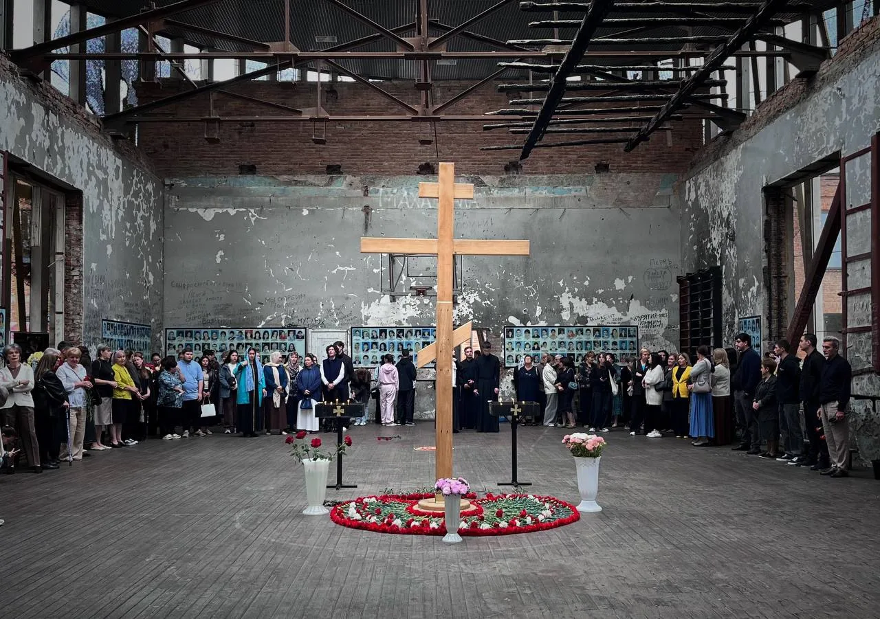 В Беслане начались траурные мероприятия, приуроченные к 22-й годовщине одной из самых с...