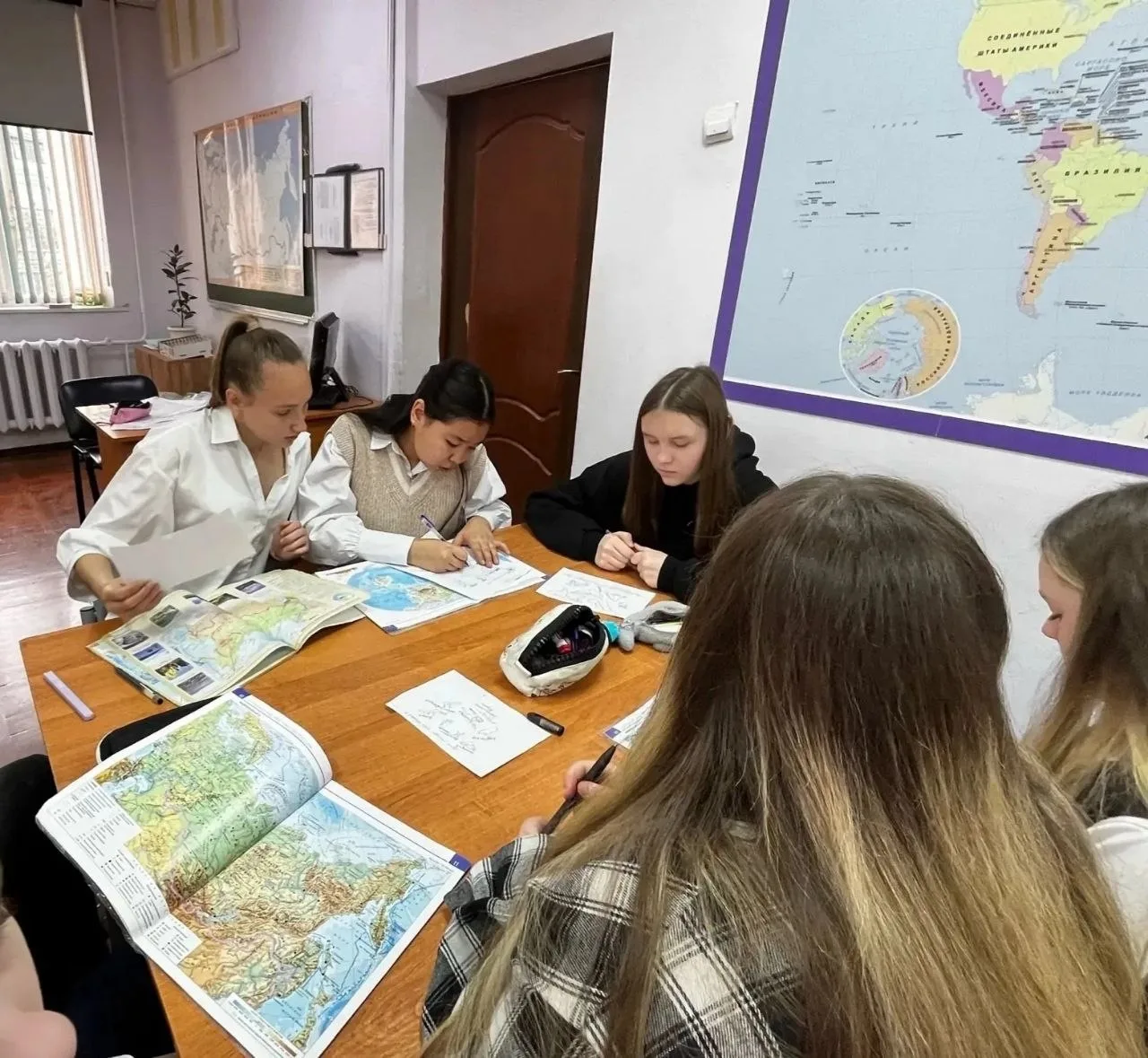 На этой неделе в школе прошла увлекательная 🌏географическая викторина🌏, посвященная е...
