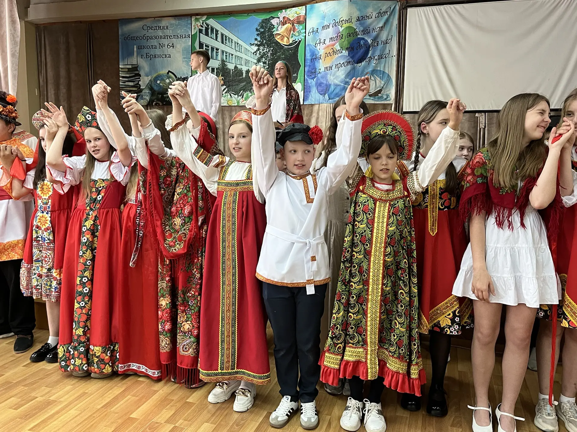 Каждый день нам приносит впечатления.... 13 мая..Школьный актовый зал похож был на яркий цветник.. М