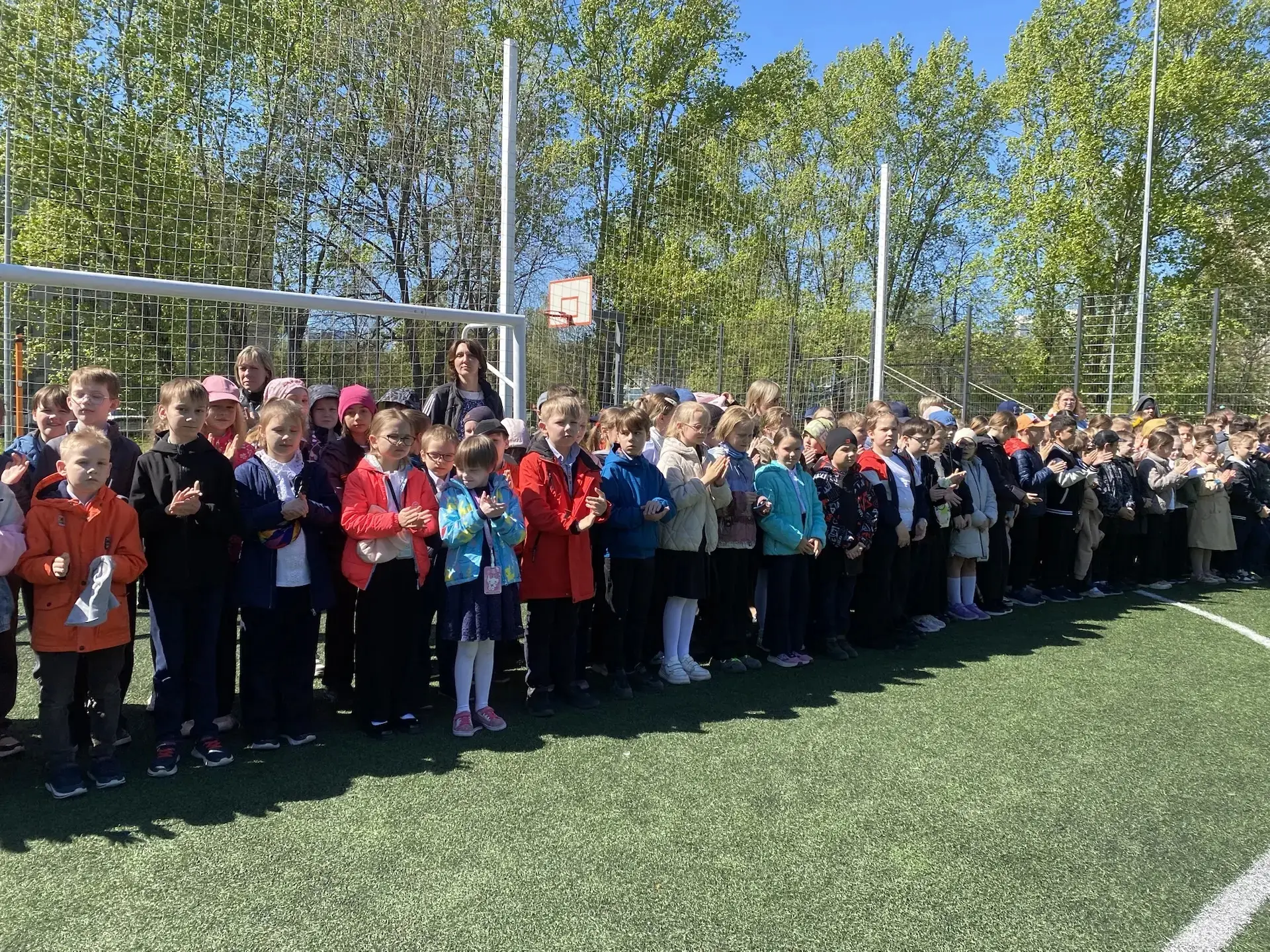 🎖️ Сегодня в нашей 350-й школе прошла торжественная линейка, посвящённая Дню Победы! 🎖️  С самого ут