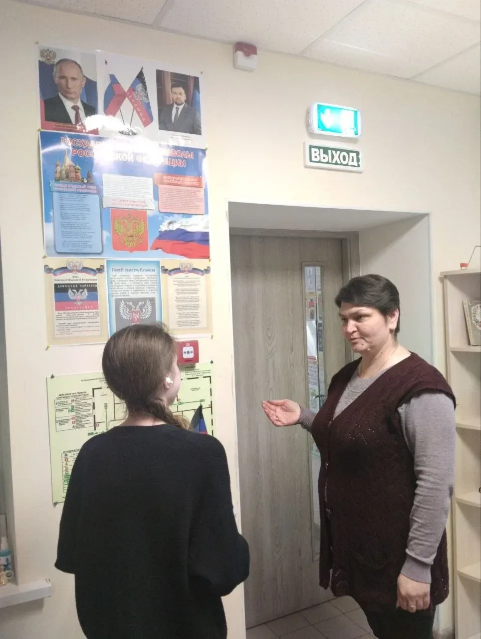 В библиотеках Мариуполя продолжаются мероприятия ко Дню Донецкой Народной Республики  В библиотеке и
