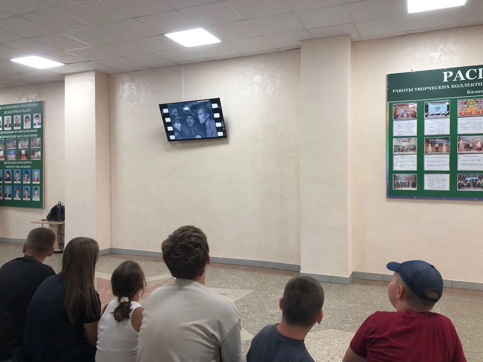 В Калининском Доме культуры прошла тематическая беседа ко Дню российского кино — «День ...