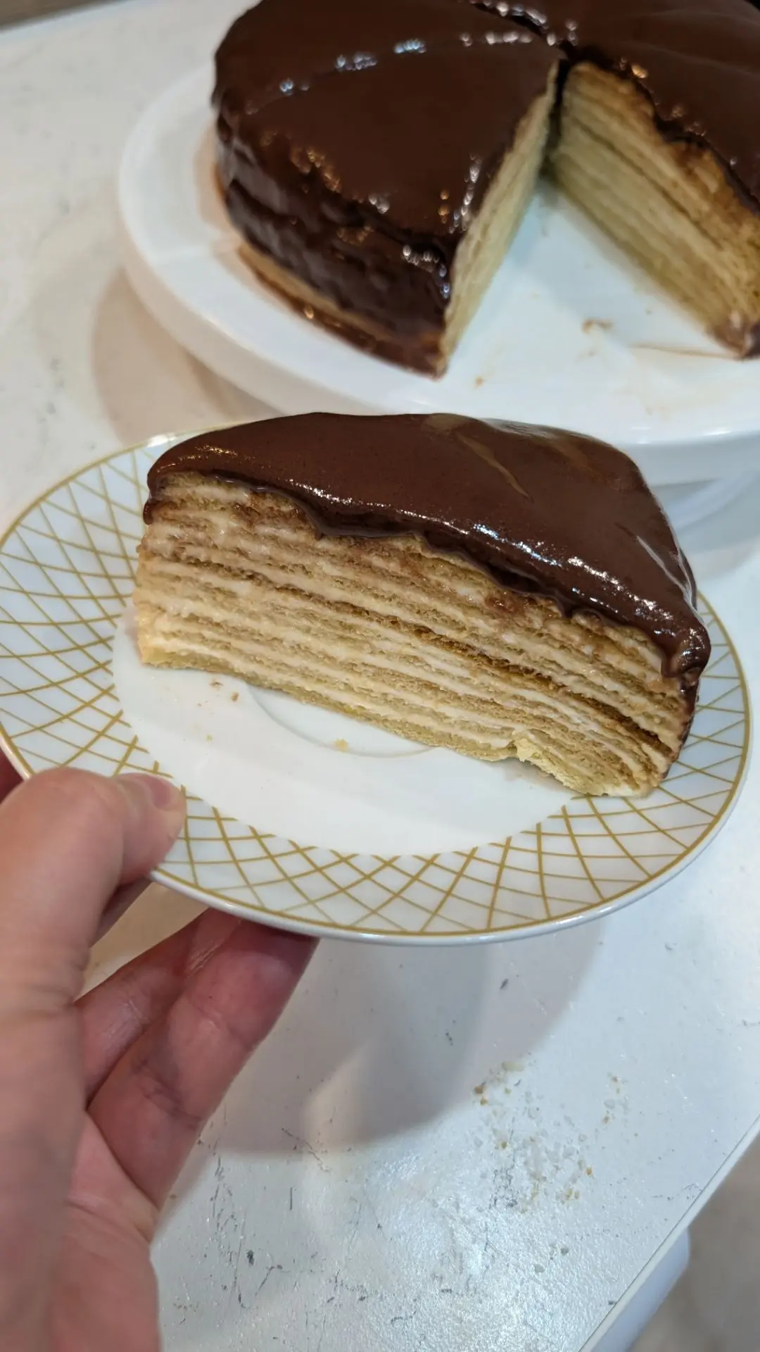 Как хорошо,когда есть взрослая дочь🥰 тортик красивый, сейчас будем пробовать😋