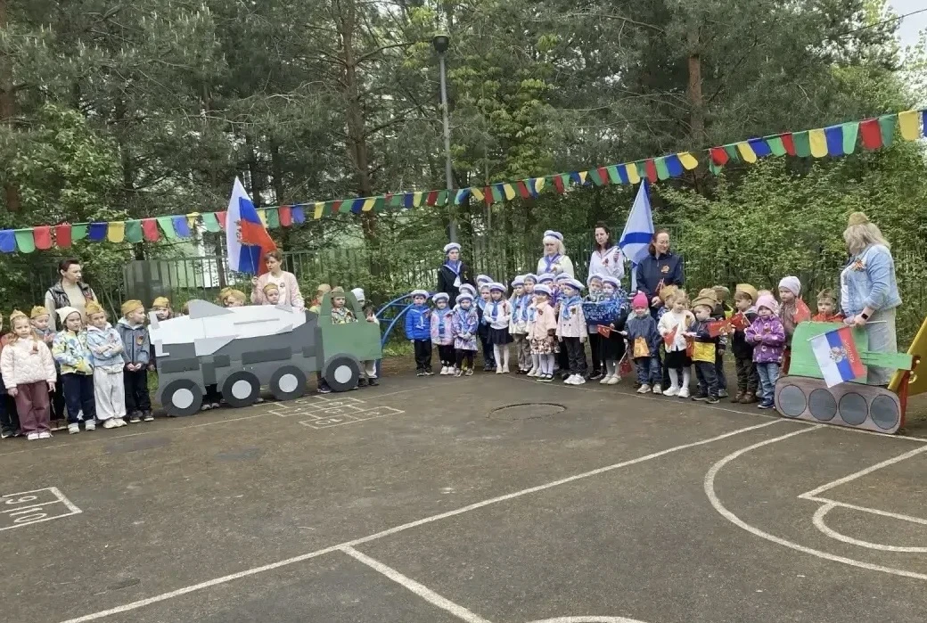 Парад памяти и гордости 🇷🇺  🎖️ В нашем садике прошёл торжественный парад! Ребята с флажками, цветами