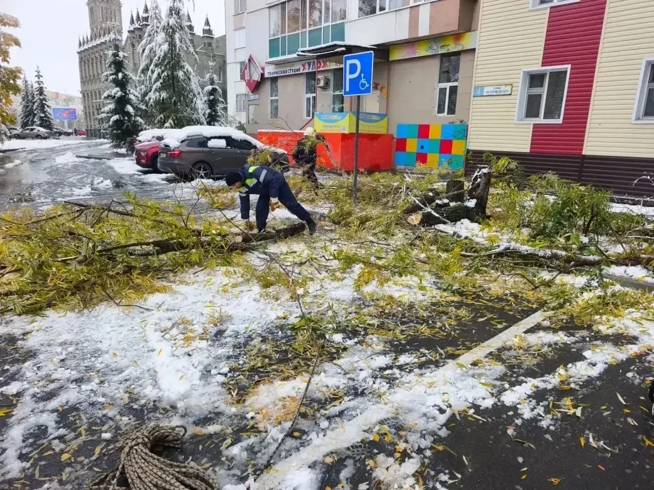 Спасательные службы Сургута принимают необходимые меры по устранению последствий непогоды