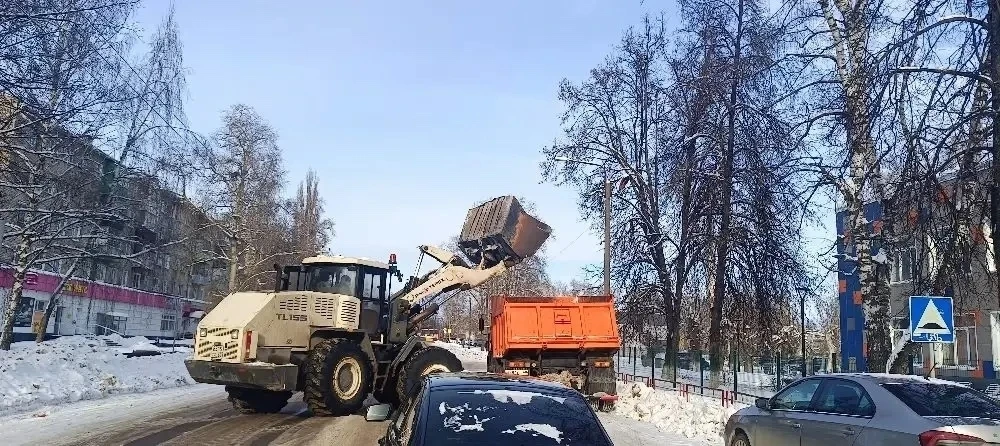 🚜 Мичуринские коммунальщики борются со снегом и гололедицей на городских улицах и тротуарах  Погода 