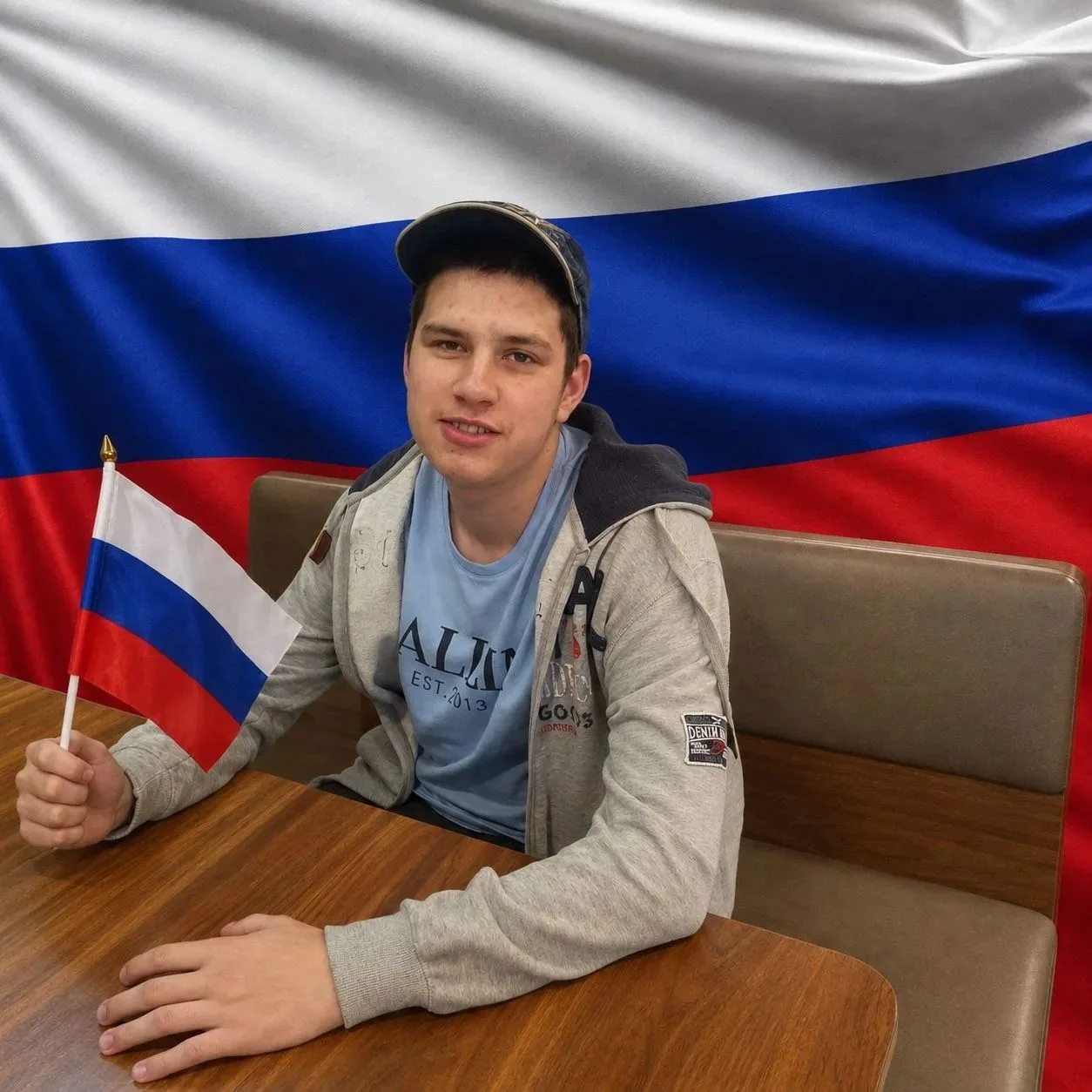 Шрайбер Михаил, ученик 10 «В» класса, участвует во всероссийской акции «Поднять флаг»