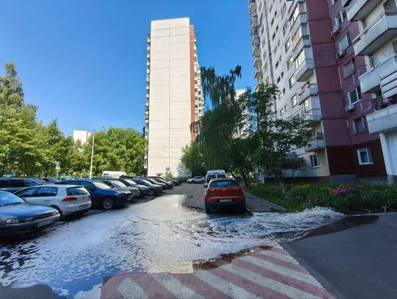 У дома на Городецкой, 12/17, из водосточной трубы лилась вода — жители попросили провер...