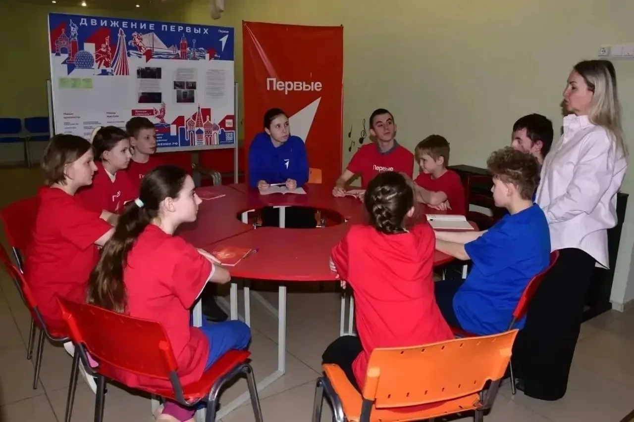 🤝Совместные планы на будущий учебный год обсудили школьники из Ельца и ЛНР  Ребята из "Движения перв