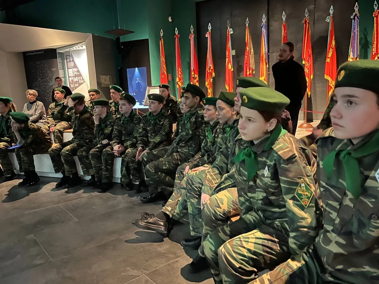 🇷🇺 Сегодня обучающиеся 6Е класса — друзья юных пограничников — посетили военно-исторический музейный