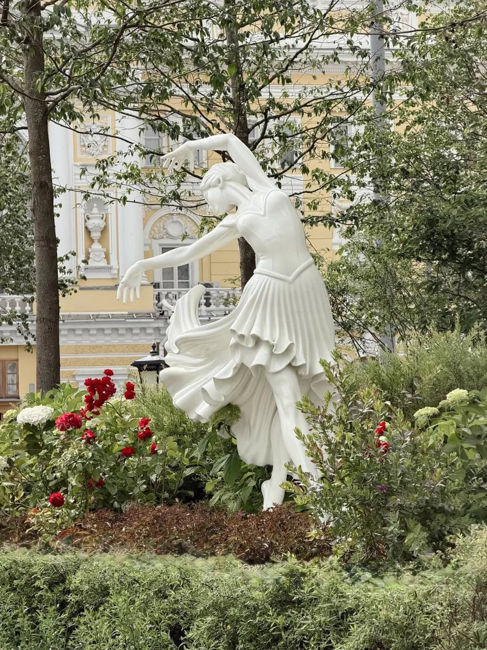 Изящные балерины украсили Театральную площадь 😍

Террасный сад с семиметровыми липами, сиренью, виш