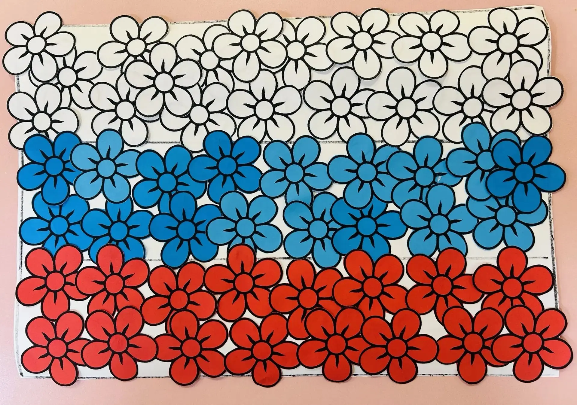 🇷🇺 Коллективная аппликация ко Дню российского флага в младшей группе «Лучики»— это пр...