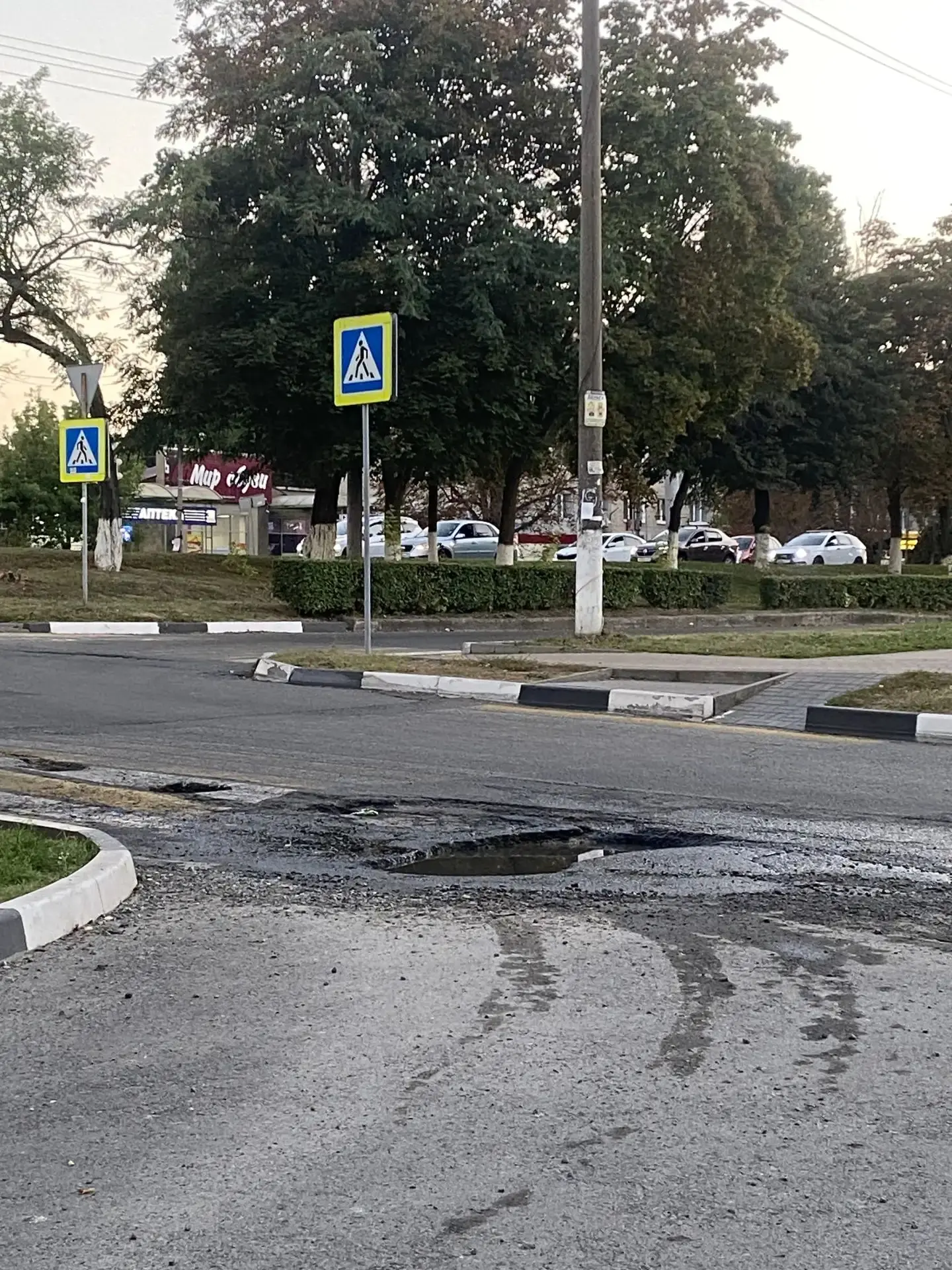 Прошу Администрацию принять меры! Мкр. Молодогвардеец, на дороге к скверу Лунный свет о...