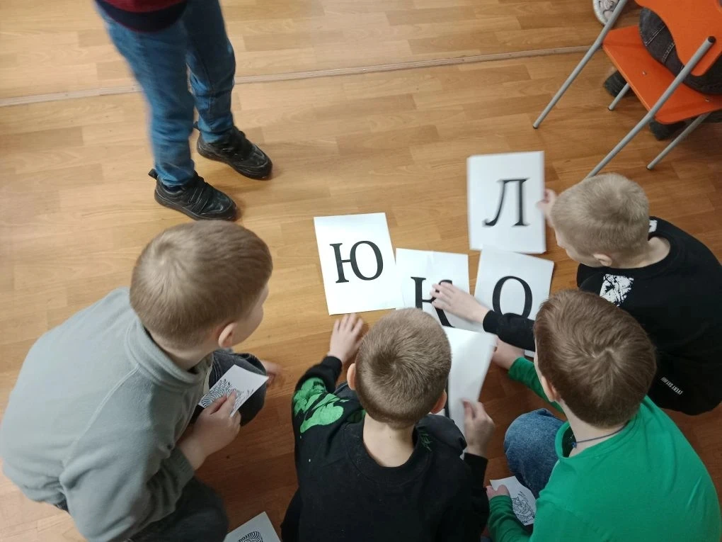 📚 Путешествие по сказкам народов России  30 марта ученики 1.3 и 2.3 классов посетили библиотеку имен