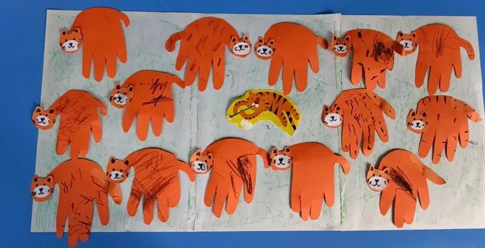 🐯Наш полосатый зоопарк🐅 

😉Сегодня в честь Дня тигра наша творческая мастерская у малышей преврат