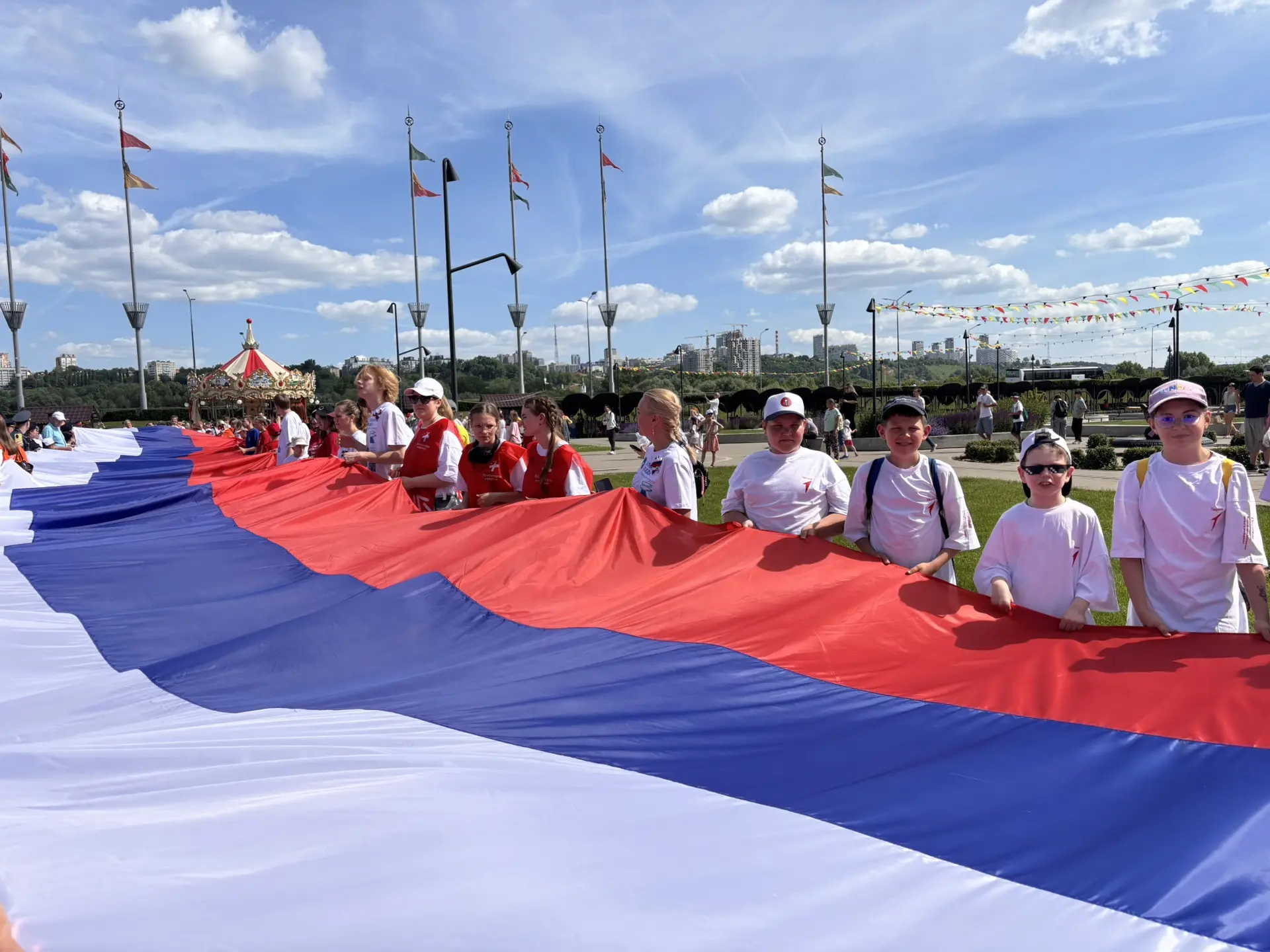 12 июня.
День России!

Наши ребята поучаствовали в этот знаменательный день в выносе флага, узнали р