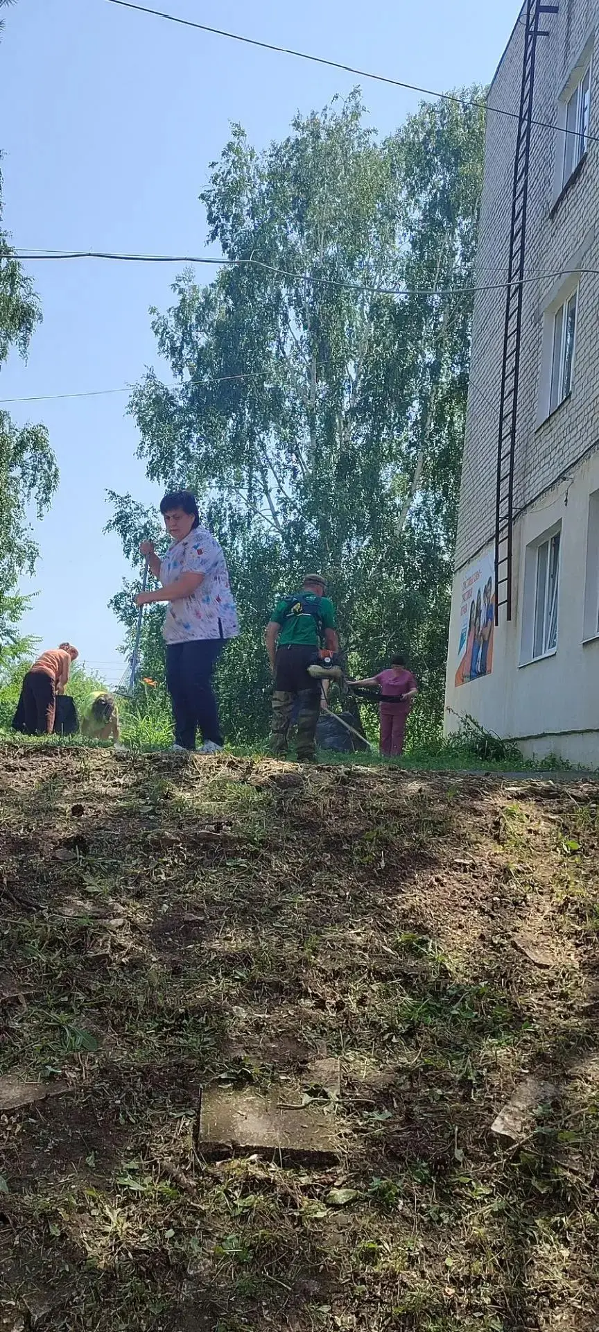 Сотрудники Балтайской районной больницы дружно вышли на очередной субботник. Была убран...