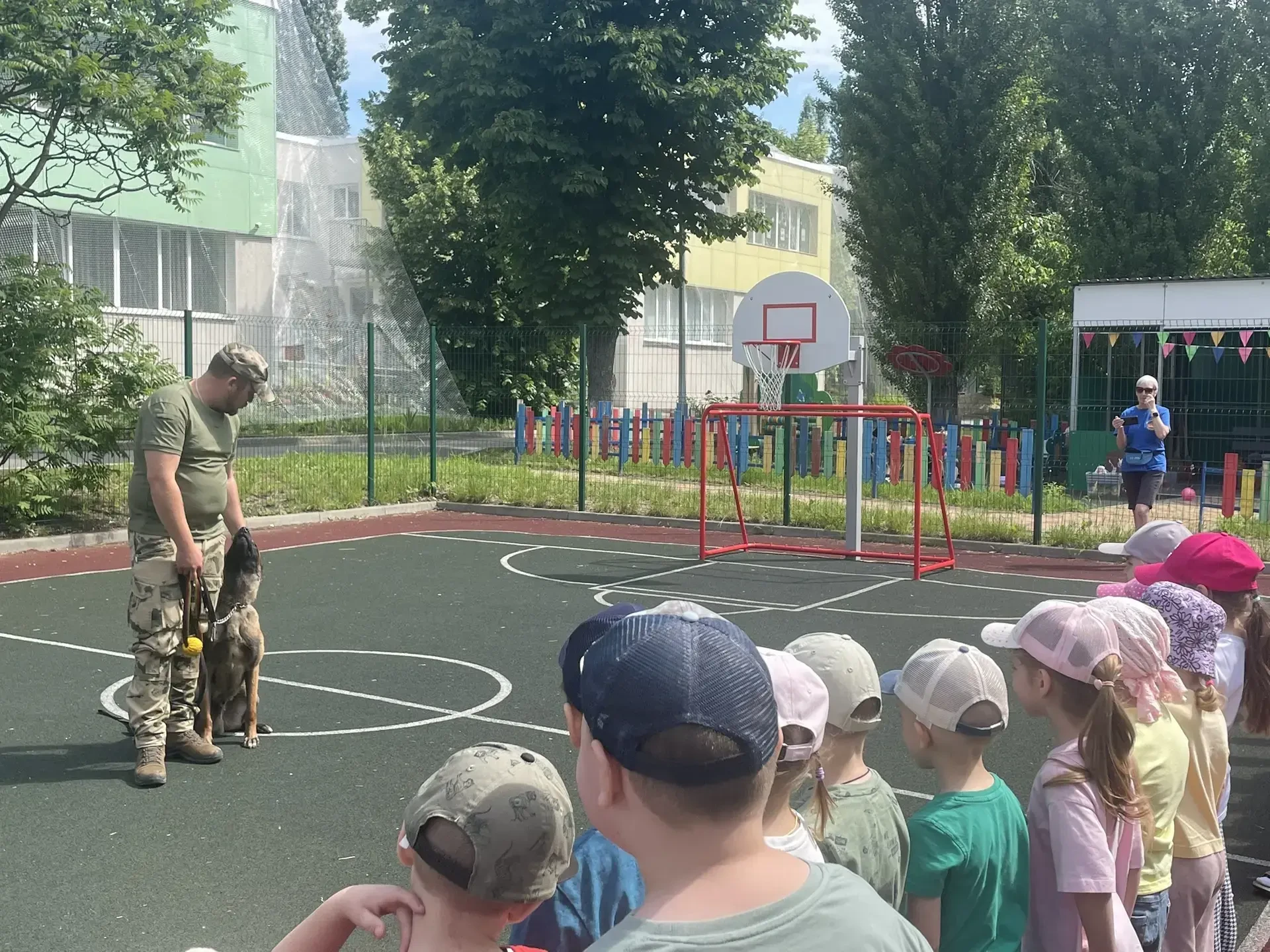 К ребятам в детский сад пришёл лейтенант полиции Дмитрий Иванович — кинолог. И не один, а со своим в