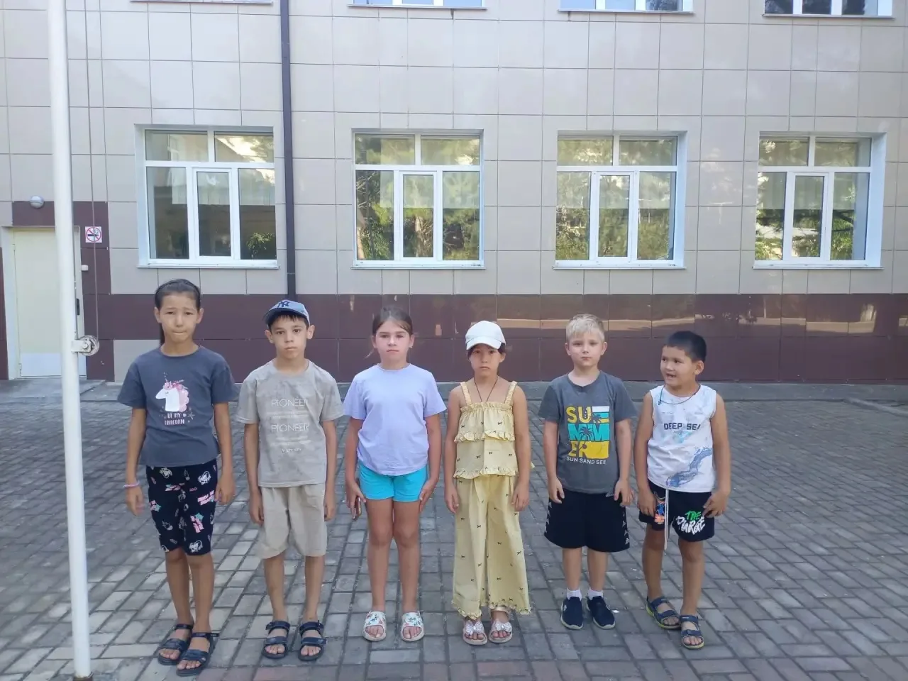 Одиннадцатый день в пришкольном лагере «Горизонт» начался торжественно и ярко — с торжественной лине