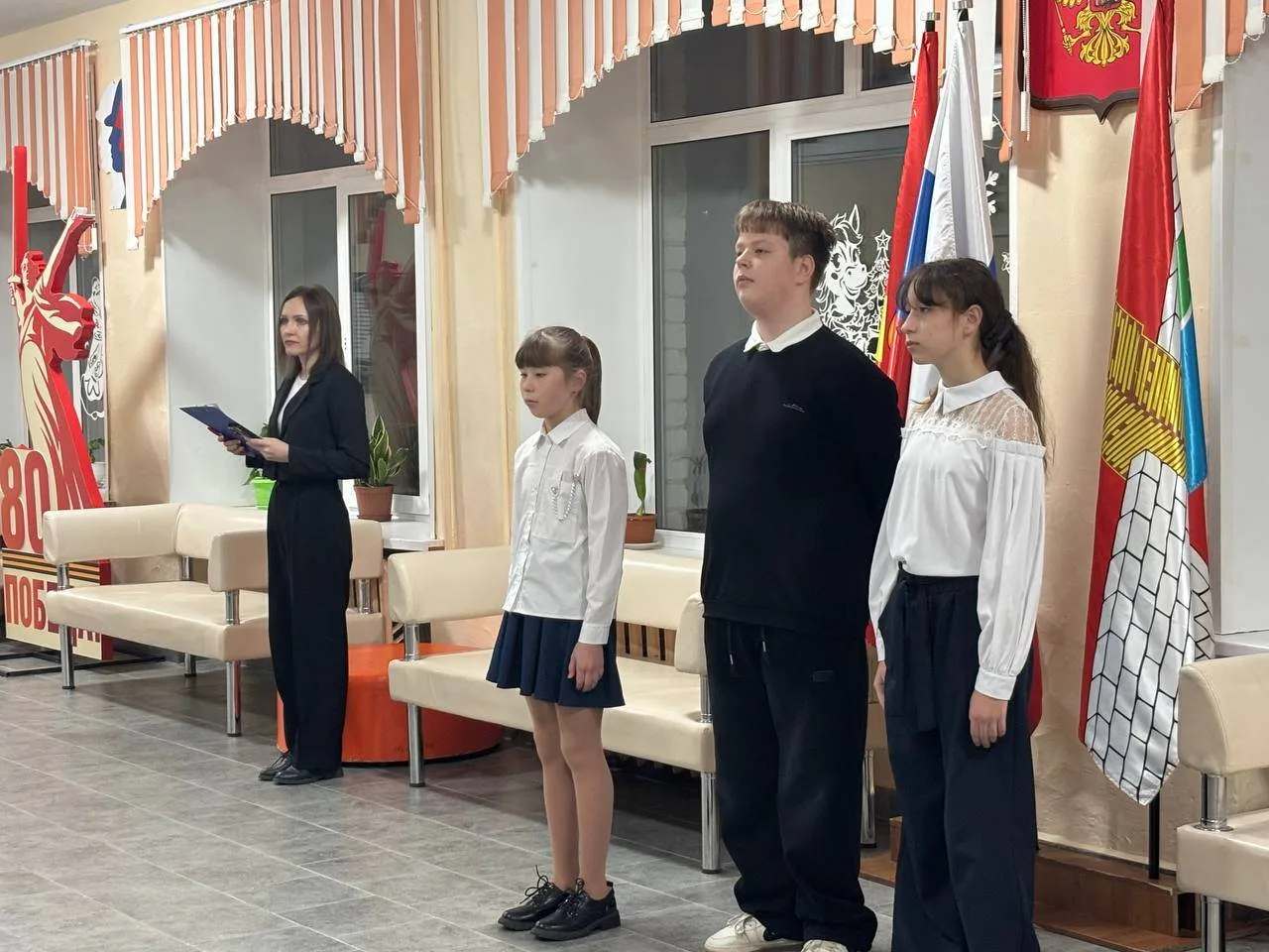 🇷🇺 В понедельник торжественную церемонию поднятия Государственного флага РФ организовали и провели у