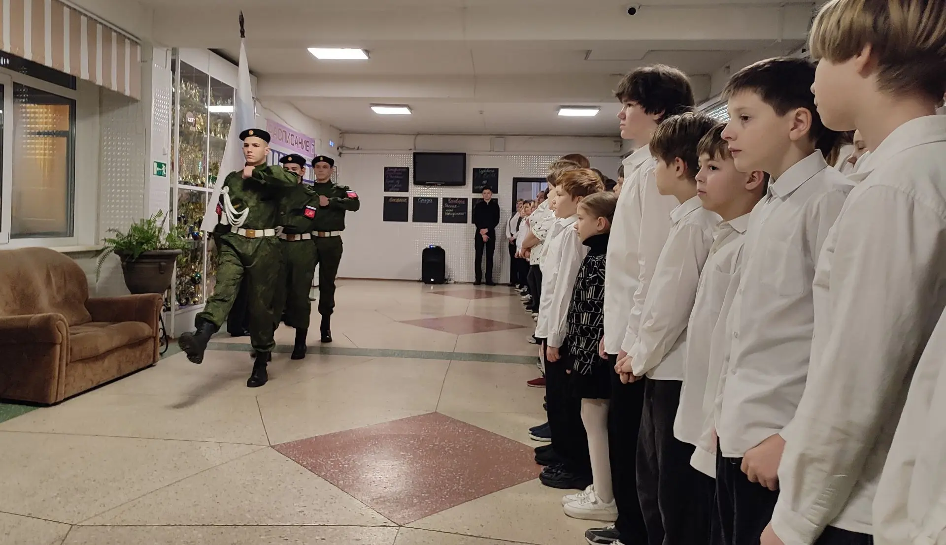 🇷🇺 В гимназии утро понедельника — это всегда особая атмосфера. Неделя по традиции началась с торжест