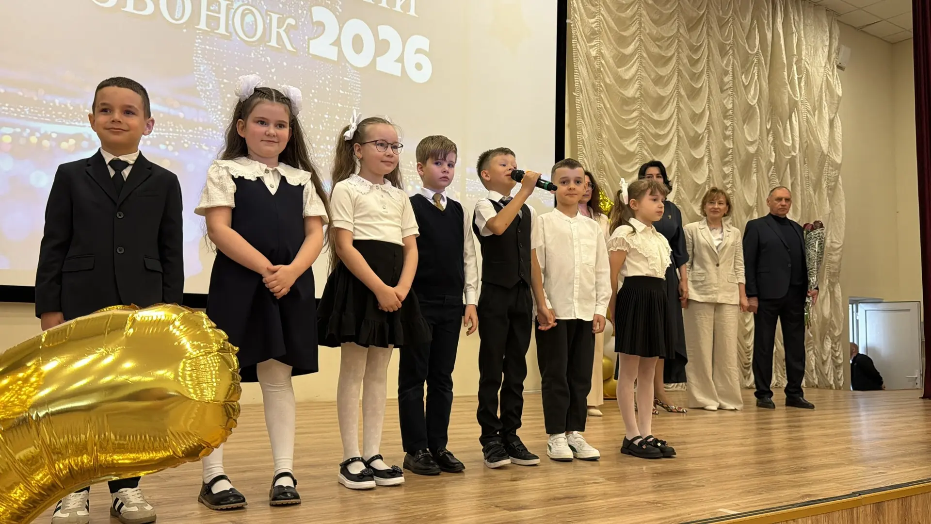 🎓 С праздником, выпускники!  Сегодня, 26 мая 2026 года, наш школьный двор снова наполнился звуками п