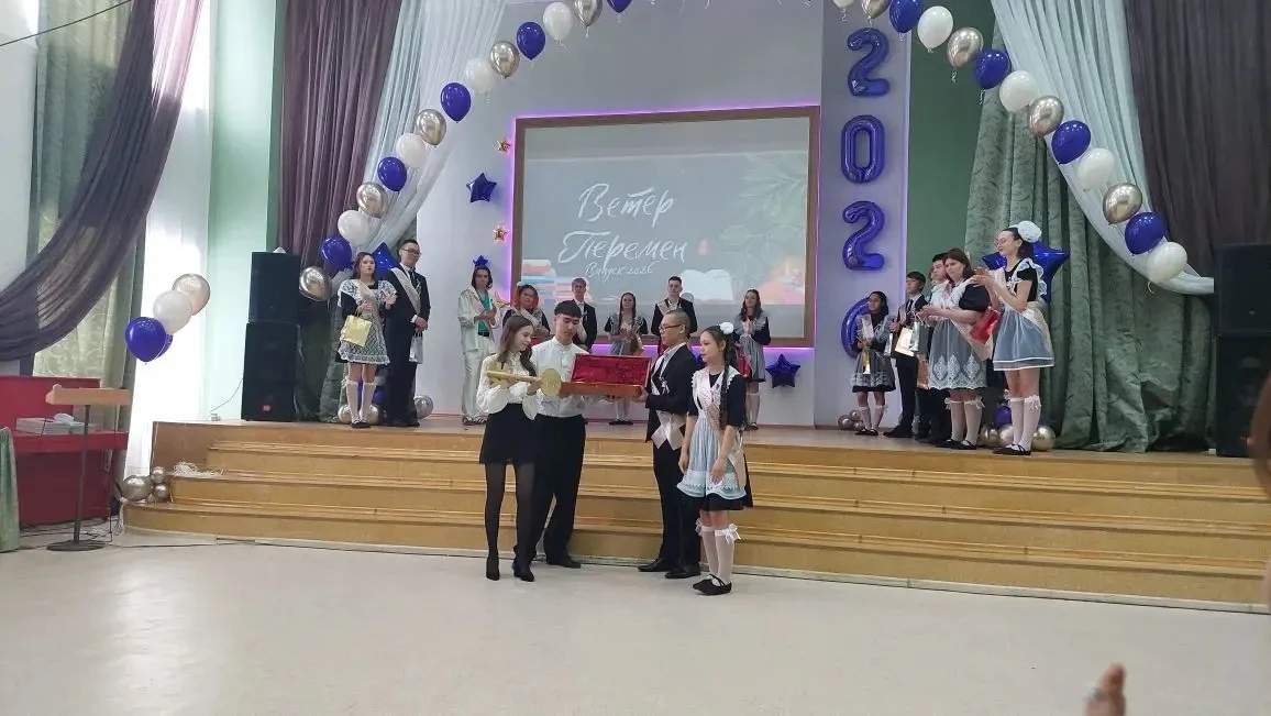 11 лет. Кажется, только вчера мы тащили огромные букеты и боялись опоздать на первую ли...