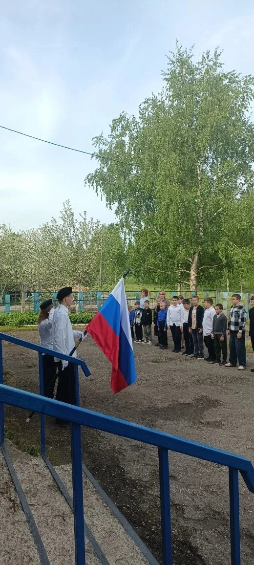 Наконец-то погода позволяет провести традиционные подъем флага и исполнение государстве...