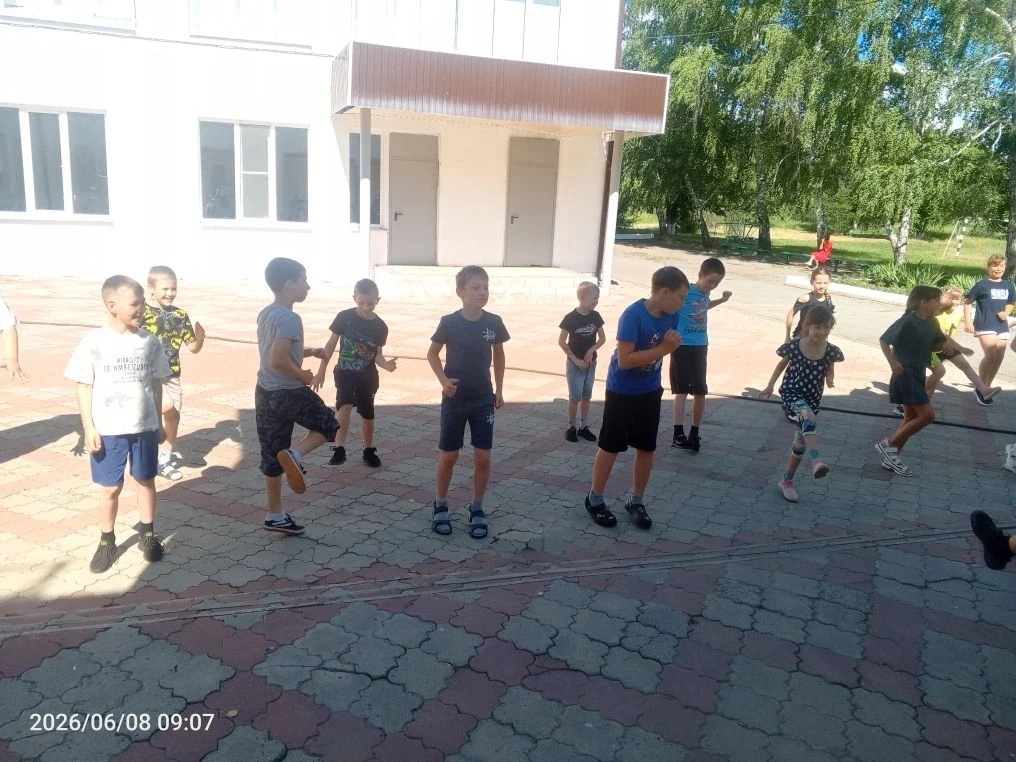 Сегодня шестой день работы пришкольного лагеря в Селивановской школе. Утро началось с з...