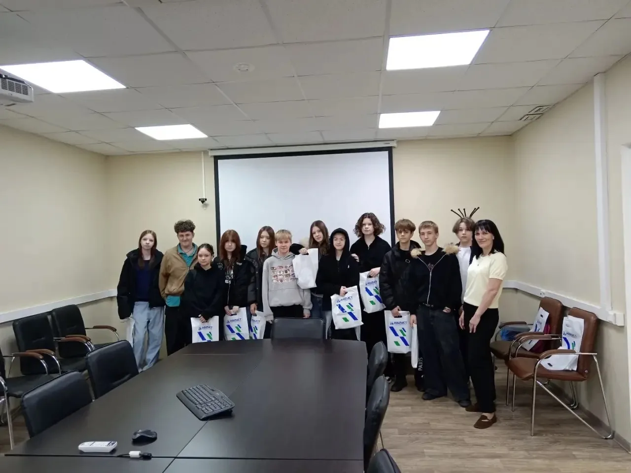 Учащиеся 8г класса #tltschool26 в сопровождении классного руководителя Ремпель Елены Борисовны в рам
