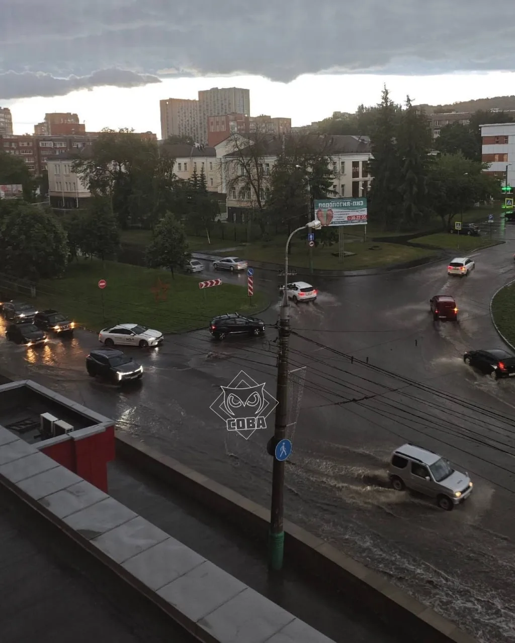 🔴 На Пушкина из-за потока воды приподнялся асфальт — скоро может провалится.