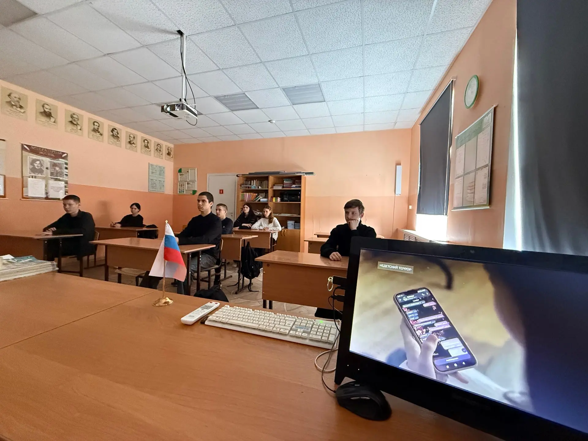 В рамках месячника безопасности в Томской области учащиеся 8–9 классов нашей школы посмотрели докуме
