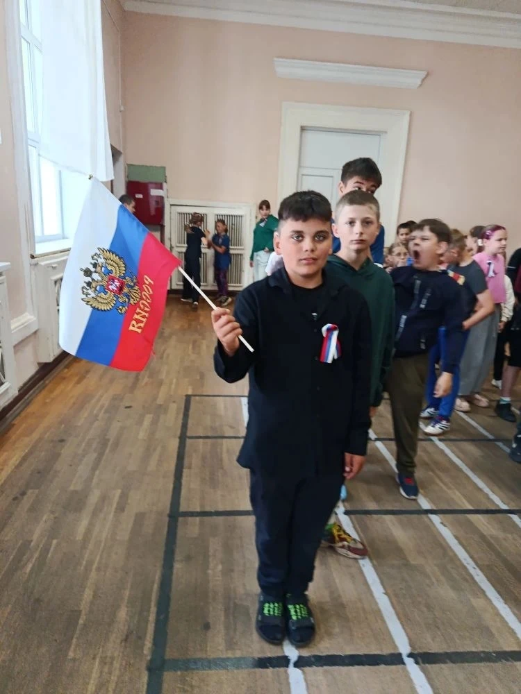 День России в лагере «Дружба»: праздник единства и патриотизма! 🇷🇺

Сегодня в нашем пришкольном ла