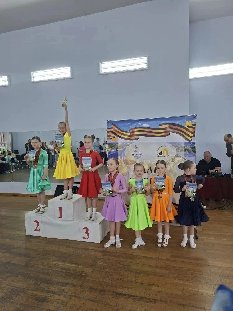💃🕺31 мая  ученица 1А класса Илларионова Ксения выступила в Ярославле на фестивале «Вальс Победы».�