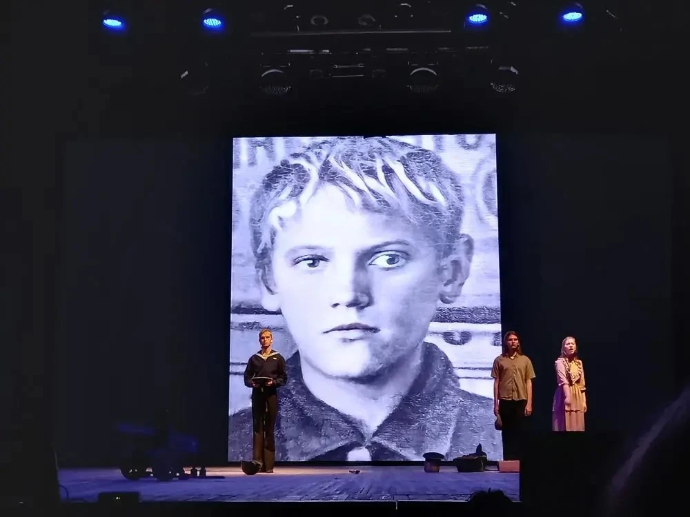 - Сегодня лицеисты посмотрели спектакль « Мальчишка с Октябрьской площади» По отзывам, спектакль дей