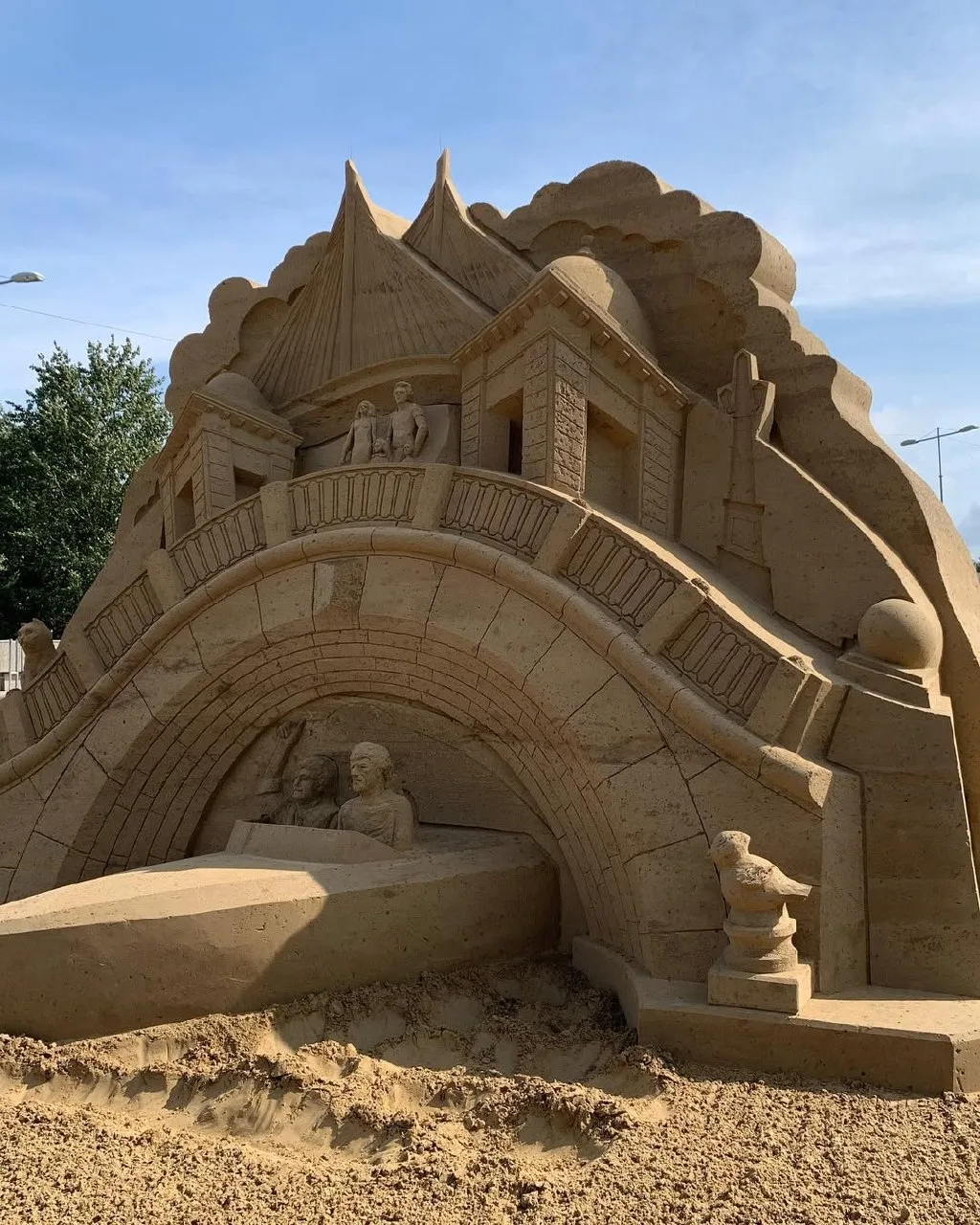 ​​🤩 Чудеса из песка в Петропавловской крепости   Здесь можно увидеть впечатляющие скульптуры с сказо