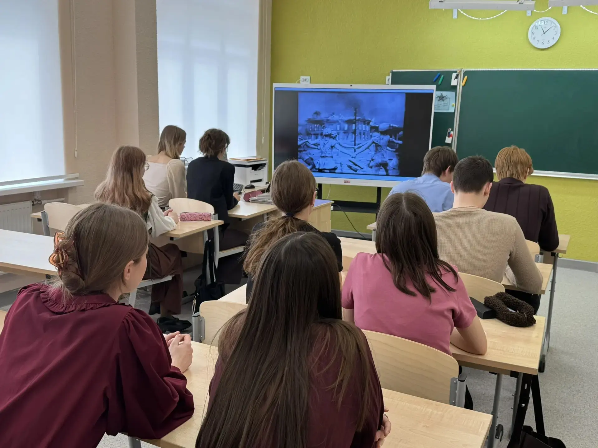 4 мая в МБОУ «Школа современного образования учебная началась с торжественной линейки , посвящённой 