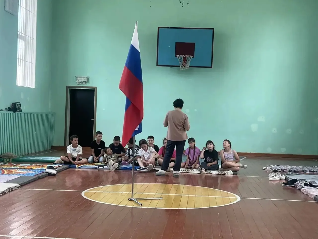 Күшәр авыл китапханәчесе мәктәп яны лагерына йөрүче балалар өчен Россия көне уңаеннан «Туган Ватаным
