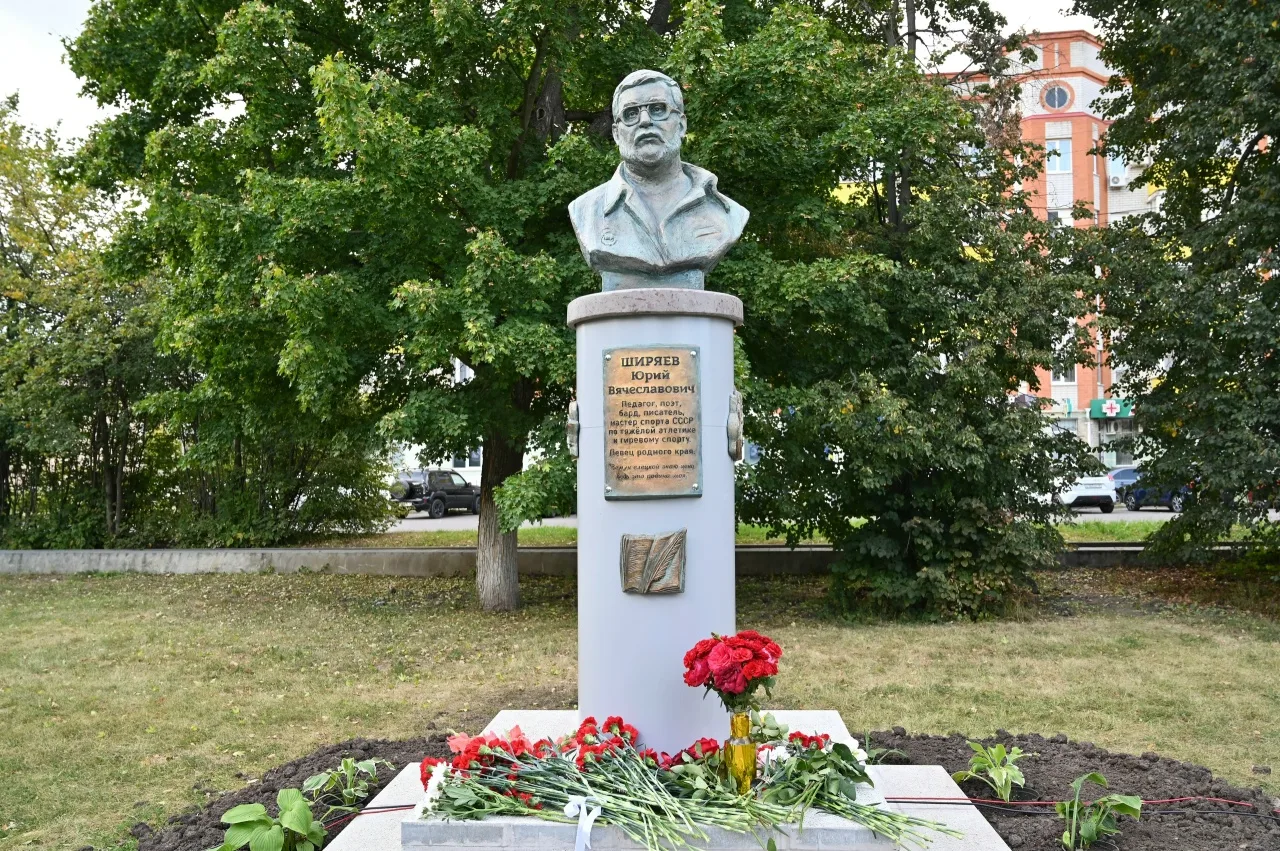В сквере Железнодорожников открыли памятник Юрию Вячеславовичу Ширяеву
